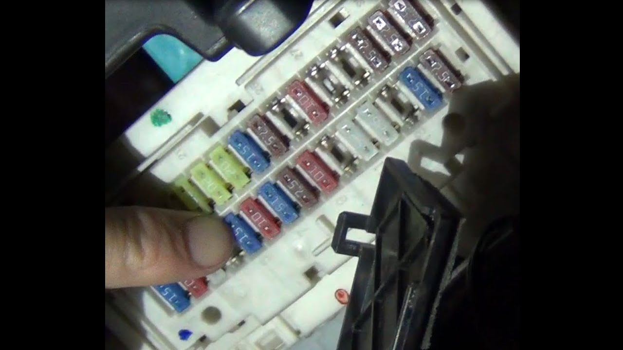 Замена предохранителя №17 омывателя лобового стекла в тойота королла Е150 смотреть онлайн