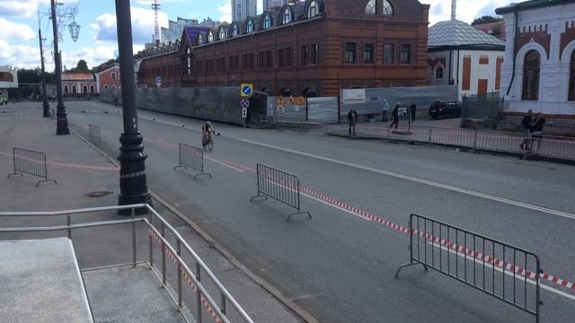 Жизнь в Перми / Триатлон Кама Sprint / Лидер велосипедного этапа едет за мотоциклом смотреть онлайн