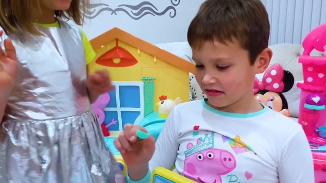 Minnie Катя играет с Максом