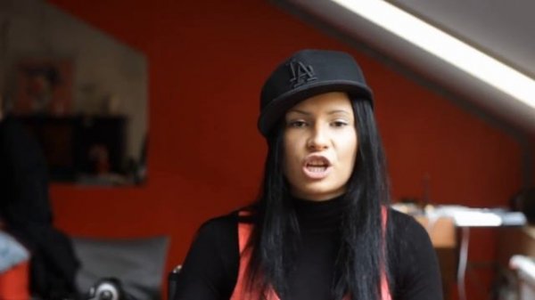 Альбина Сафарова читает рэп fast flow (Fike - minimum)