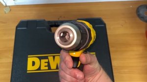 DEWALT DCD771D2. Быстрый обзор шуруповерта «без воды».