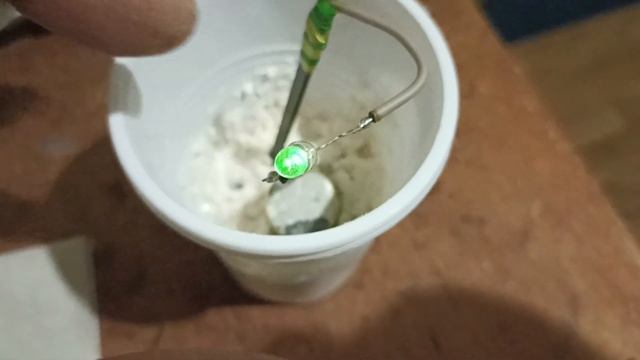 БАТАРЕЙКИ НЕ НУЖНЫ (РЕАКЦИЯ пИросульфата аммония, хлорида аммония с графитом и магнием) смотреть онлайн