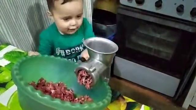 Анвару 3 года. Смотрите как он крутит)))