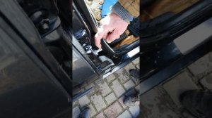 Рено Логан не закрывались двери отпружинивали решение проблемы