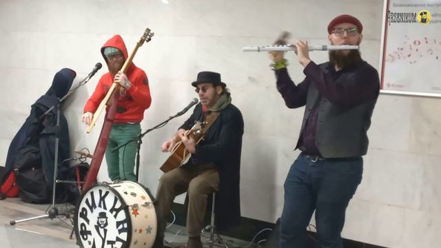 «Лучшие друзья девушек — это бриллианты» (версия группы «Фрикинг Аут») смотреть онлайн