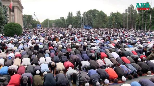 На старой площади Бишкека состоялся Айт-намаз смотреть онлайн