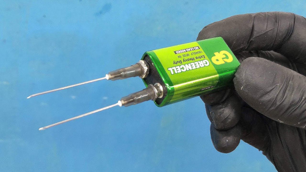 Этот парень творит чудеса с обычной батарейкой!!! Как такое возможно? смотреть онлайн