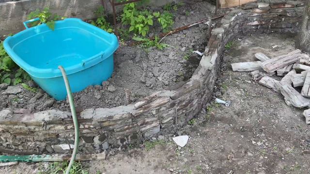 Озеленение заднего двора. Пруд и водопад из Арт-бетона. Часть 1. Начало. смотреть онлайн