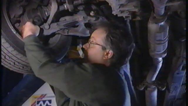 Pierre Desmarchais explique le joint de cardan sur une automobile смотреть онлайн