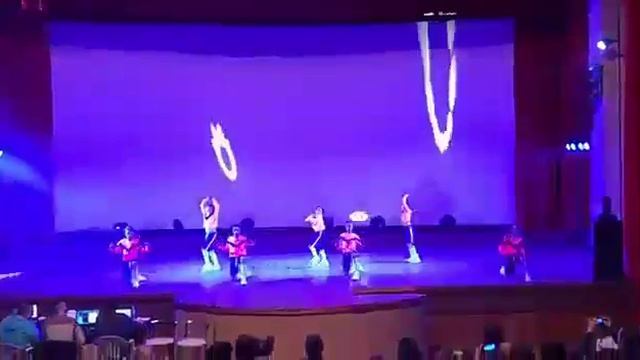 На левом. На соревнованиях смотреть онлайн