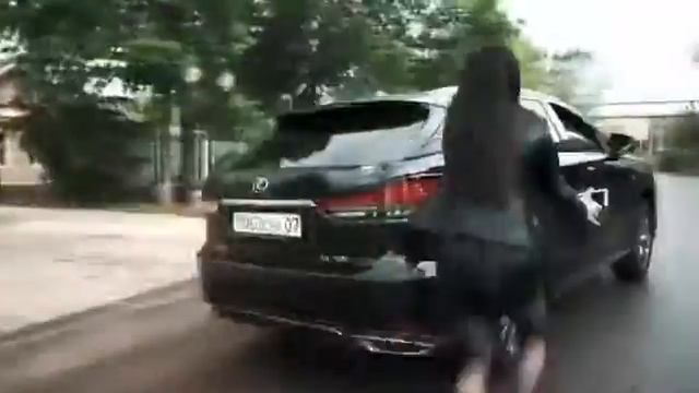 Когда парень следит за ногтями больше, чем ты? смотреть онлайн