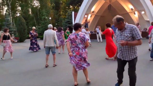 БЕЛАЯ, БЕЛАЯ СИРЕНЬ ОСЫПАЕТСЯ! ТАНЦЫ ХАРЬКОВ СЧАСТЛИВЫЕ МОМЕНТЫ смотреть онлайн