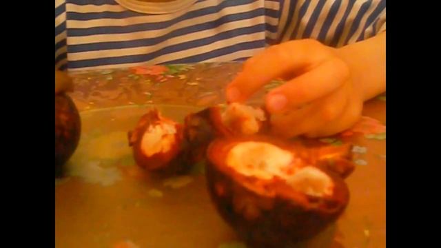 Пробую мангустин (мангостан) смотреть онлайн