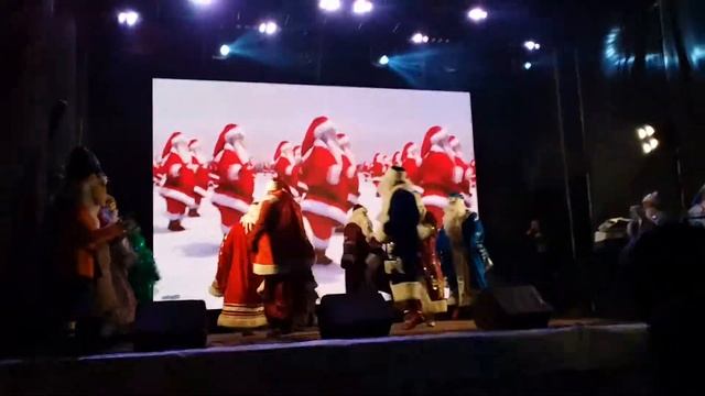 Зажигательный танец дедов Морозов. смотреть онлайн