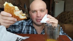 Кушаю новинку КФС:БигСандерс бургер/МУКБАНГ фаст-фуд.