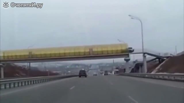 Езда по пешеходному мосту смотреть онлайн