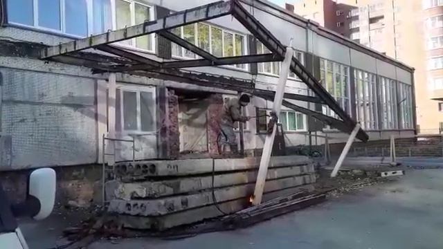 Демонтаж козырька подъездной группы