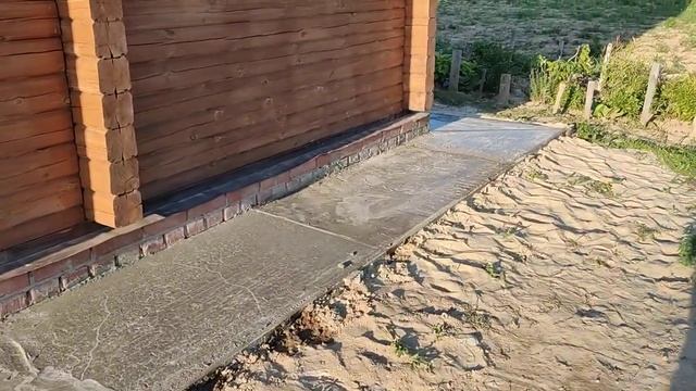 Залили отмостку вокруг бани, с армированием и подушкой из песка.