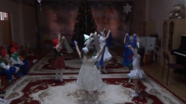 новогодний танец(старшая группа) смотреть онлайн