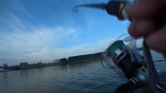 ОН ХВАТАЛ ПРИМАНКУ...ГНУЛ СПИННИНГ прям под лодкой!!!ЛОВЛЯ окуня на ТЕЙЛ СПИННЕР! смотреть онлайн