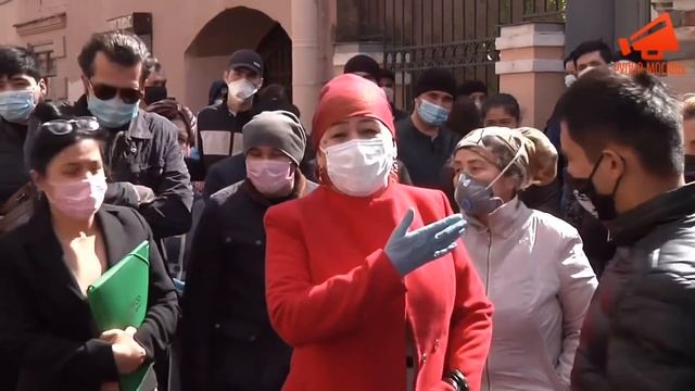 Граждане Узбекистана собрались у здания консульства страны с требованием вернуть их домой смотреть онлайн