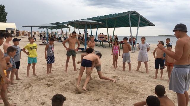 Дзюдоисты сумоисты на пляже смотреть онлайн