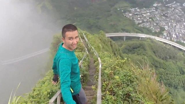 Конец подьема на Haiku Stairs на Гаваях, США смотреть онлайн