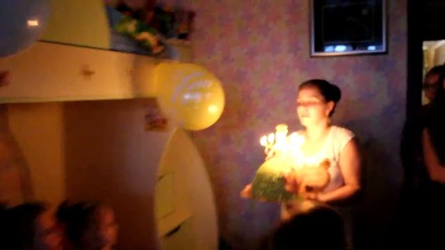Даше 7 лет. Задуваем свечи на торте смотреть онлайн