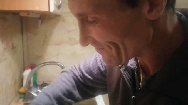 Лева с Коврова приготовил Яишницу с тушенкой,сьел кошачей корм и Танец зомби