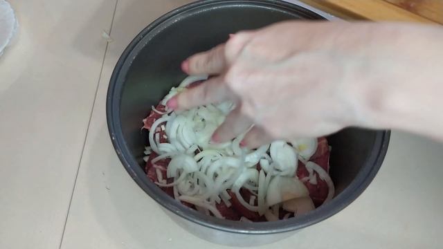 Говядина в луковом соусе. смотреть онлайн