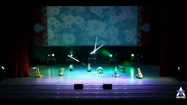 DanceAvenue - На ромашке я гадаю смотреть онлайн