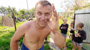 ОТЕЦ БОЛЬШОГО СЕМЕЙСТВА ХЛОПОЧЕТ ПО ХОЗЯЙСТВУ!