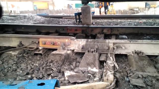 Приколы. Это россия РЖД Поезд едет по поломанным рельсам смотреть онлайн