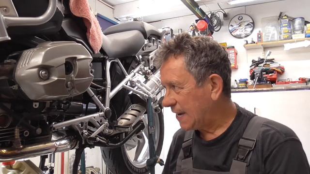 BMW R1200GS [2010] SPARKPLUG CHANGE ! EASY OR NOT ? The Old Mechanic His Own R1200GS ??---?