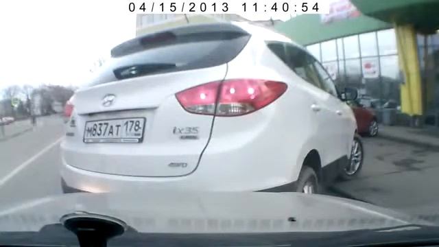 Глупая девушка за рулем автомобиля Stupid girl driving a car смотреть онлайн