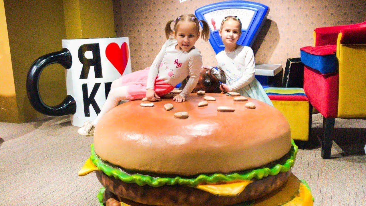 Дом Великана Алина и Юляшка играют в гигантские игрушки Забавная история смотреть онлайн