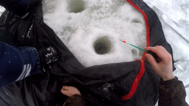 На рыбалке зимой на снегоходе. Первый раз на рыбалке зимой. Ловим рыбу в палатке. Буран с нартами. смотреть онлайн