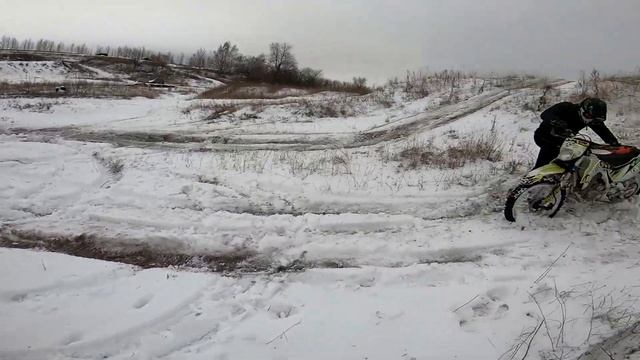 СНЕЖНАЯ ПОКАТУШКА ПО ТРЕКУ НА ПИТБАЙКЕ /// ПРОХВАТ на питбайках смотреть онлайн