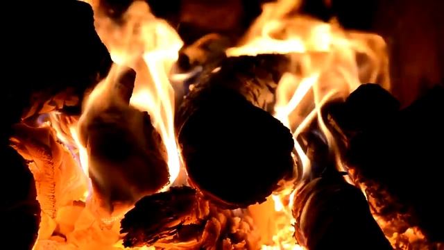 Жаркий огонь полыхает в камине ... смотреть онлайн
