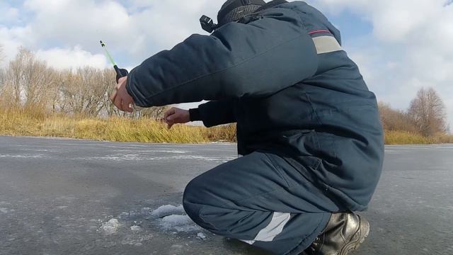 ВСТРЕТИЛ ДИКИХ ЛОСЕЙ НА ПУТИ. ЛОВЛЯ ОКУНЯ НА МОРМЫШКУ.ЗИМНЯЯ РЫБАЛКА 2020 смотреть онлайн