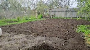 Внесение коровьего перегноя в почву под весеннюю перекопку