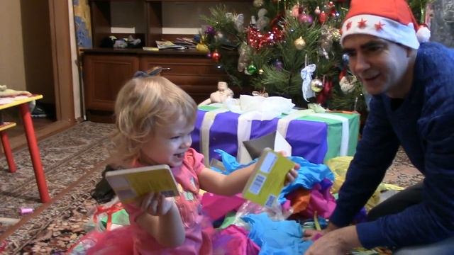 Милашка Катя распаковывает новогодние подарки.
