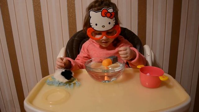 Во что поиграть дома с ребенком. Игра "Тонет или плавает" - Лика Хурция ( 3года 4 мес) смотреть онлайн