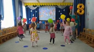 Вход на весенний праздник "Танец с шариками" /мл.гр/ Евтодьевой Аллы