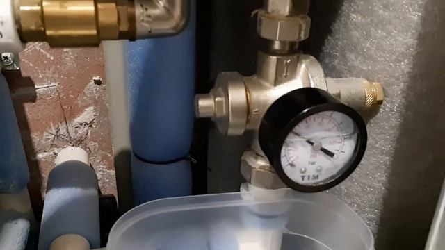 Вода в манометре под стеклом редуктора давления воды. смотреть онлайн