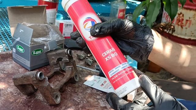 Как заменить задние колодки Зафира А.Т.О. Обслуживание заднего суппорта,чем смазать ... смотреть онлайн