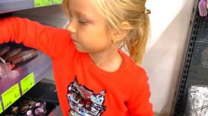 СОФИЯ КАК МАМА. КУПИЛА САМА КОСМЕТИКУ. СОФУНЬЯ ШАЛУНЬЯ