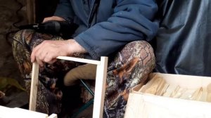 Сбиваю рамки электростеплером.