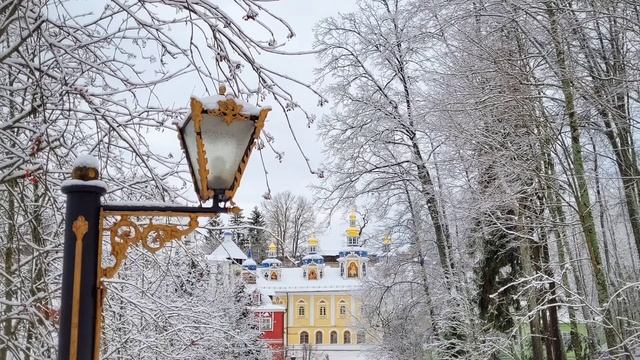 Праздничный колокольный звон и немного звука улицы?Свято-Успенский Псково-Печерский монастырь смотреть онлайн