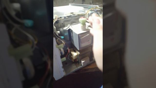как выглядит микроволнолка из нутри проводами😀😃 смотреть онлайн